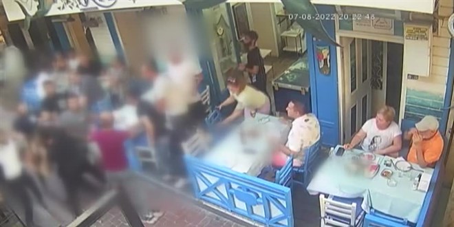 Eğlence mekanının önünde çıkan kavgada bir polis başından yaralandı