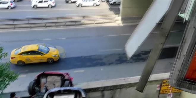 Viteste unuttuğu aracıyla ikinci kattan düşen sürücü ağır yaralandı
