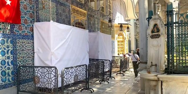 Eyüp Sultan Türbesi'nin çinilerine çekiçli saldırı