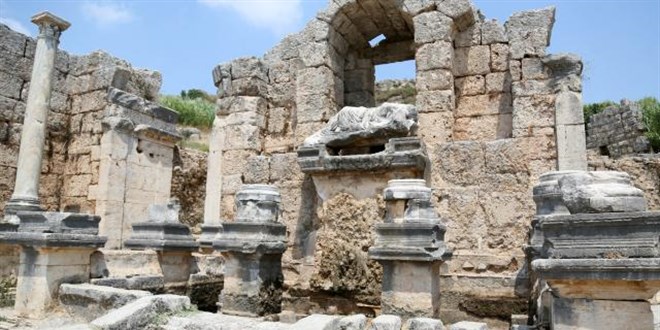 Perge Antik Kenti'ndeki �e�meden 1800 y�l sonra yeniden su akt�