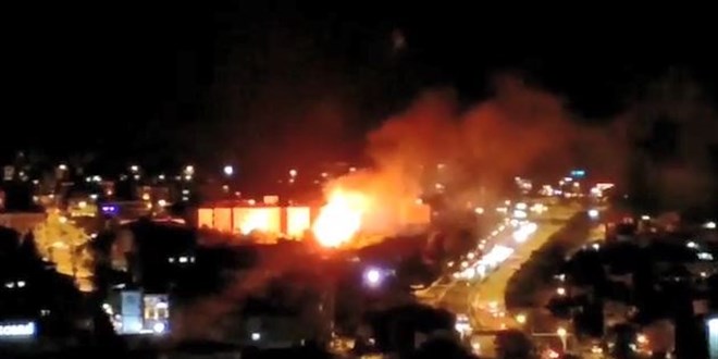 Tekirdağ'da okul bahçesindeki ağaçlar alev alev yandı
