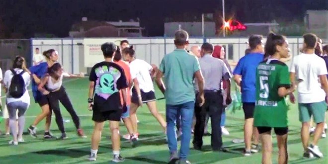 Kadın futbolcular yeşil sahayı ringe çevirdi