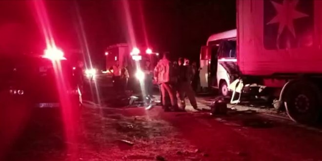 İzmir'de servis minibüsüyle tırın çarpışması sonucu 2 kişi öldü