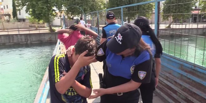 Adana'da polis, sulama kanallarında yüzen çocuk ve gençleri havuzla buluşturdu