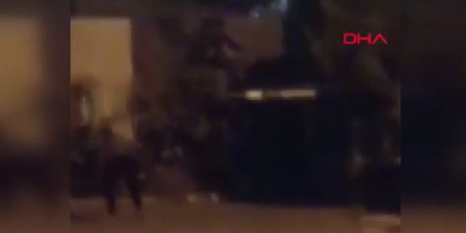 Annesini, eşiyle evlendirmek isteyen kadının evini kurşunladı