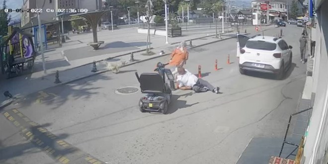 Engelli eşini park halindeyken hareket eden aracın altında kalmaktan kurtardı