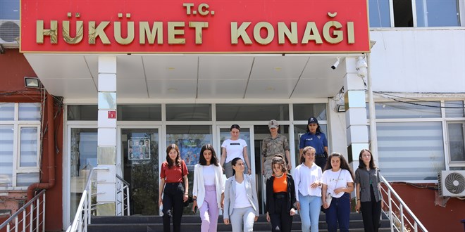 Kadın kaymakam makam koltuğunu kız çocuklarıyla paylaşıyor