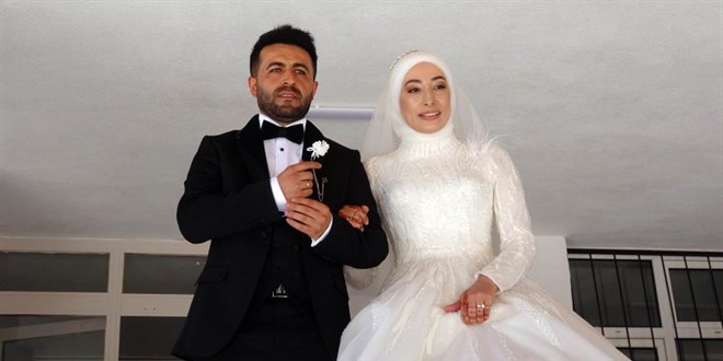 Öğretmenlik mülakatına gelinliği ile girdi