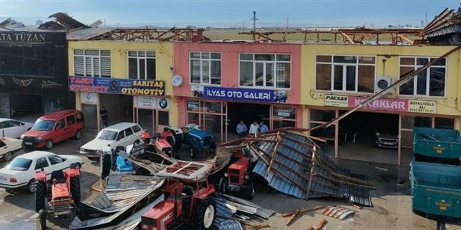 Afyonkarahisar'da kuvvetli rüzgar: Çatı uçtu, araçlar hasar gördü