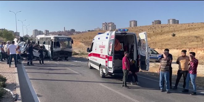 Gaziantep'te 2 işçi servisinin çarpışması sonucu 19 kişi yaralandı