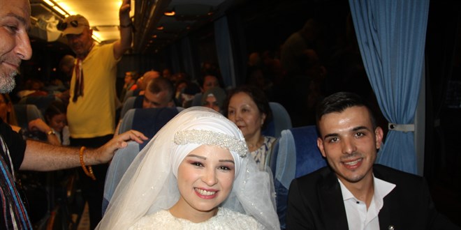 Düğün yapamayan çift, balayında çıktıkları Karadeniz turuna gelinlik damatlıkla katıldı