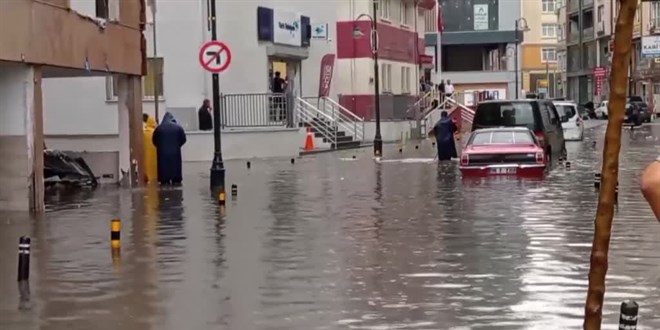 Sağanak Silivri'de su baskınlarına neden oldu
