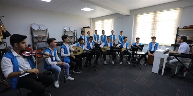 Bursalı imam hatip öğrencileri şehit Eren Bülbül'ü besteyle andı