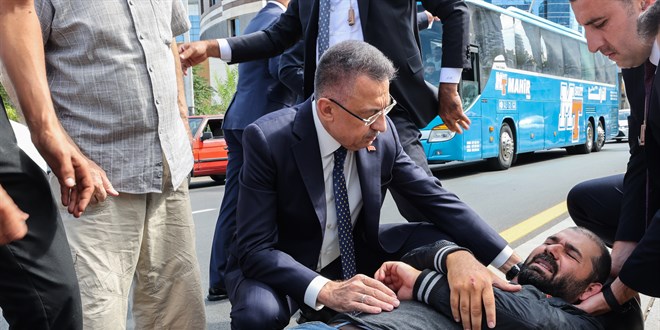 Cumhurbaşkanı Yardımcısı Oktay, kaza yapan motosikletliye yardım etti