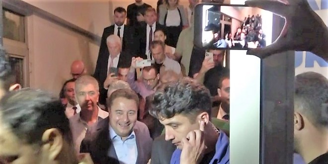 Babacan'ın canlı yayınında 'Erdoğan' sloganları