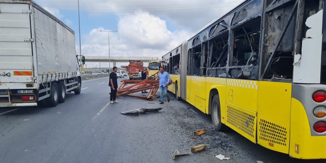Tırdan sarkan demirler İETT otobüsüne çarptı: 2'si ağır 4 yaralı