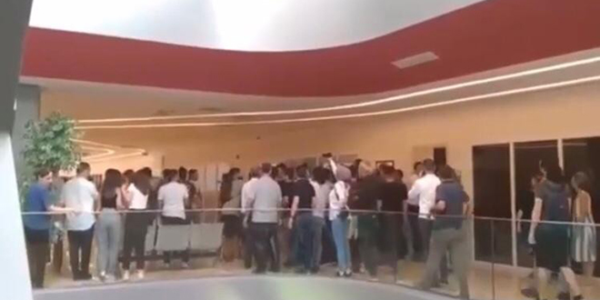 Rektör vekilinin makamını basmaya çalışan öğrencileri güvenlik engelledi