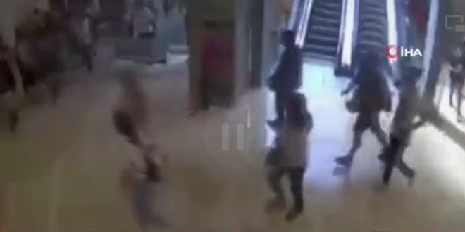 Rektör vekilinin makamını basmaya çalışan öğrenciler ile güvenlik arasında arbede kamerada