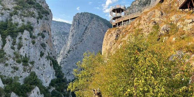 Valla Kanyonu'nda mahsur kalan 10 kişi kurtarıldı