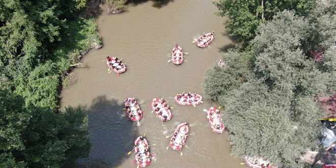 Düzce'de sıcaktan bunalanlar Melen Çayı'nda rafting yaparak serinledi