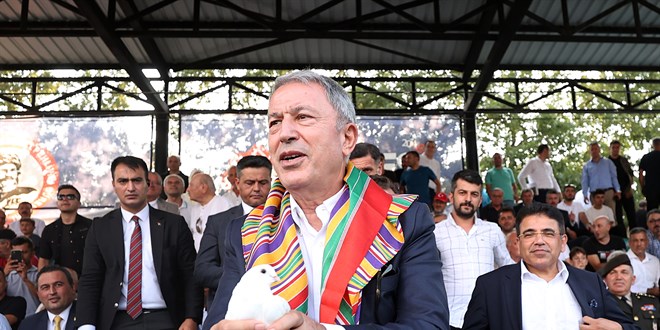 Bakan Akar, 62. Geleneksel Kurtdereli Yağlı Güreşleri'ni izledi