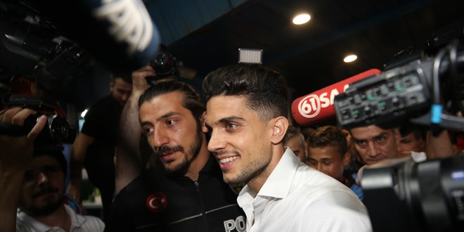 Trabzonspor'un transfer görüşmesi yaptığı Bartra ve Lahtimi, Trabzon'a geldi