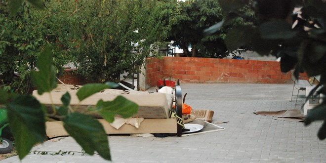 Çanakkale'de başına çekyatın çarpması sonrası yüksekten düşen çocuk hayatını kaybetti