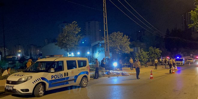 Adana'da devrilen motosikletteki iki kişi hayatını kaybetti