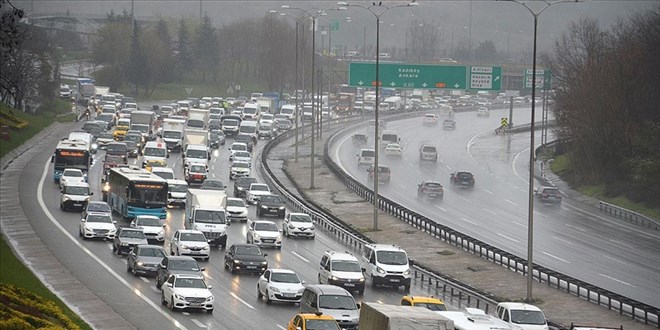 İstanbul'da yağış trafikte yoğunluğa neden oldu