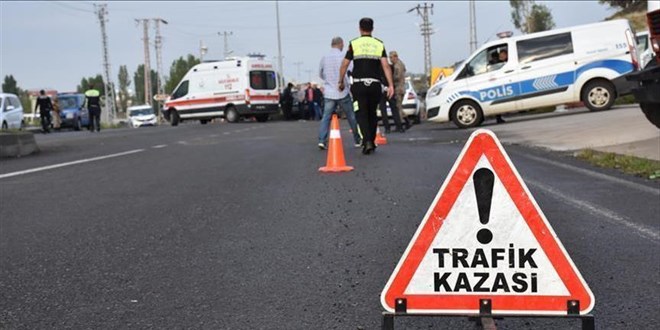 mraniye'de 9 aracn kart zincirleme trafik kazasnda 2 kii yaraland