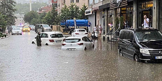 İstanbul'da sağanak yağış: Uyarılar peş peşe geliyor