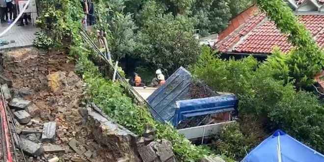 Beykoz'da istinat duvarı çöktü: Bir kişi göçük altında
