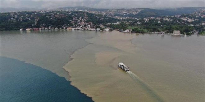İstanbul Boğazı sağanak sonrası renk değiştirdi