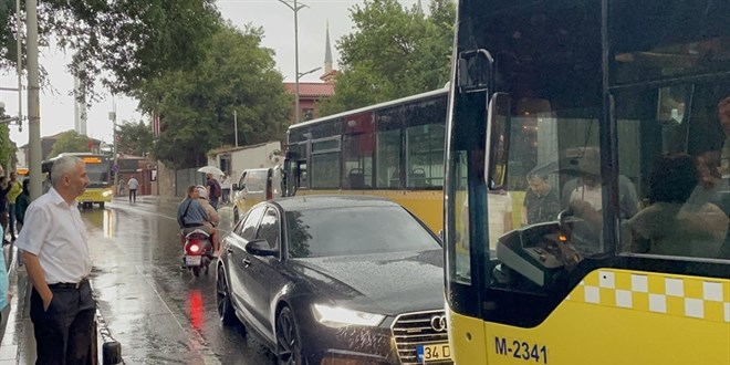 İstanbul'da iki sürücünün kim daha inat yarışması pes dedirtti