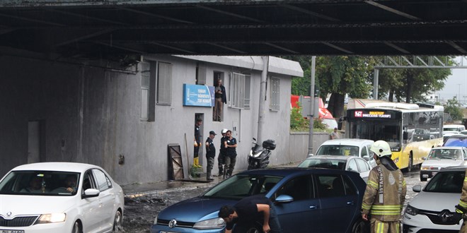İstanbul'da sağanak nedeniyle sokak ve işyerlerinde su baskınları oluştu