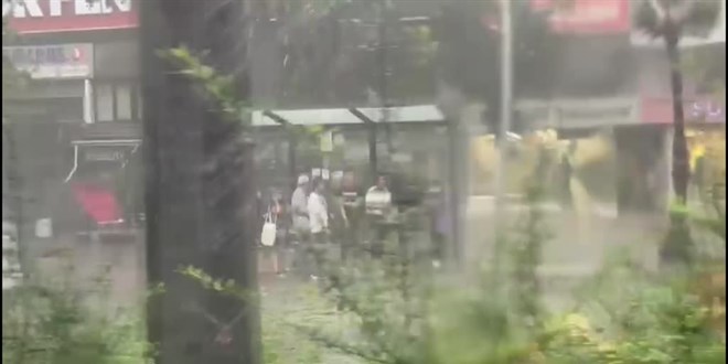 Sağanak, İstanbul'da bazı ev ve araçlarda hasara neden oldu
