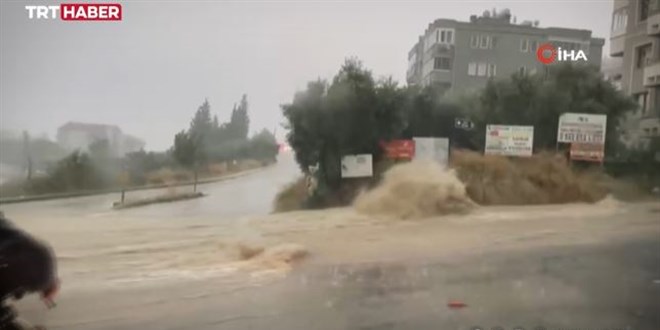 Bursa'da sağanak: Yollar göle döndü