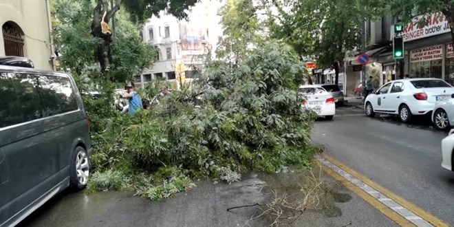 Ankara'daki fırtınada camları kırılan lisedeki 4 öğrenci yaralandı
