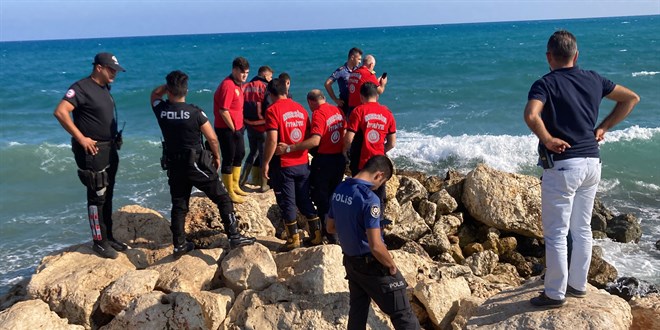 Mersin'de denize giren 2 arkadaştan biri boğuldu, diğeri kurtarıldı