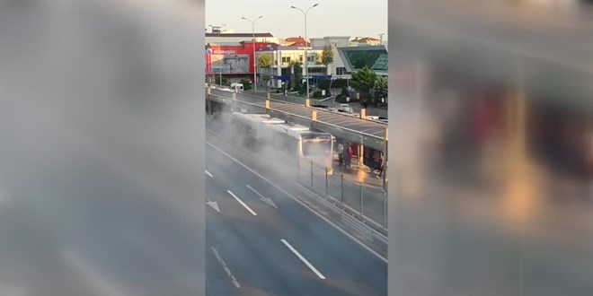 Avclar'da duman kararak arzalanan metrobsteki yolcular tahliye edildi