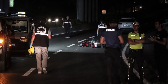 Bursa'da devrilen motosikletten yola savrulan iki kişinin üzerinden araba geçti