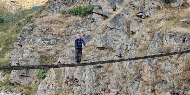 Yol yapma izni alamayınca asma köprü yaptı