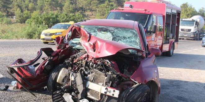 Muğla'da iki otomobil kafa kafaya çarpıştı: 1 ölü, 3 yaralı