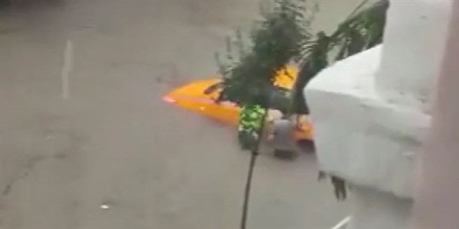 İstanbul'da polisin suya girip taksici ve yaşlı kadını kurtardığı anlar kamerada
