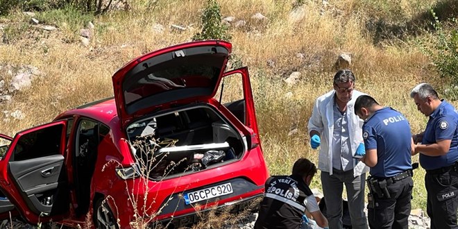 Ankara'da üç aracın karıştığı trafik kazasında 1 kişi öldü, 4 kişi yaralandı