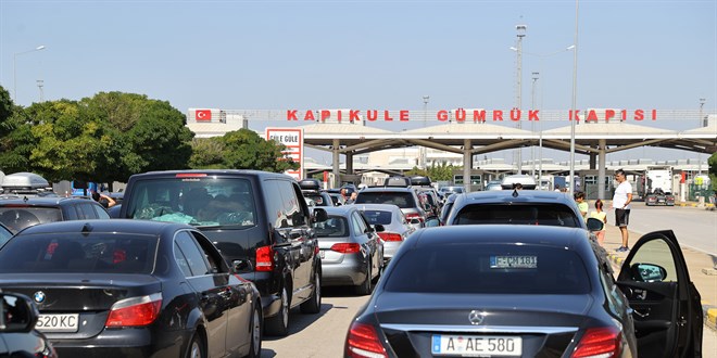 Türkiye'ye sevinçle gelen gurbetçilerin Kapıkule'den 'hüzünlü' dönüşleri devam ediyor