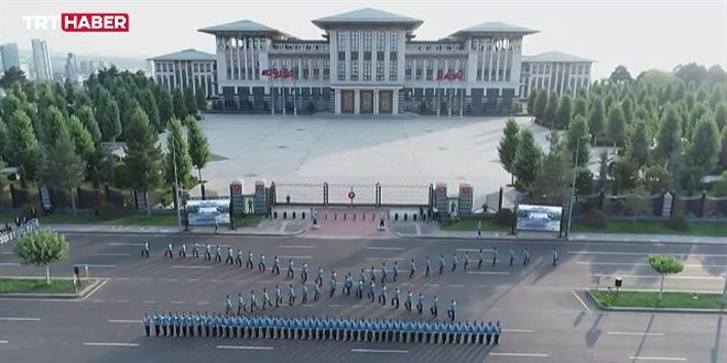 Cumhurbaşkanlığı Muhafız Alayı Tüfekli Gösteri Bölüğü nöbet değişimi gösterisi gerçekleştirildi
