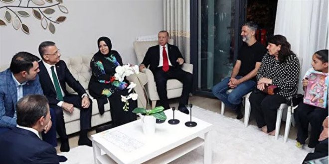 Vatandaşın davetini kıramadı: Erdoğan Esenler'de bir aileye konuk oldu