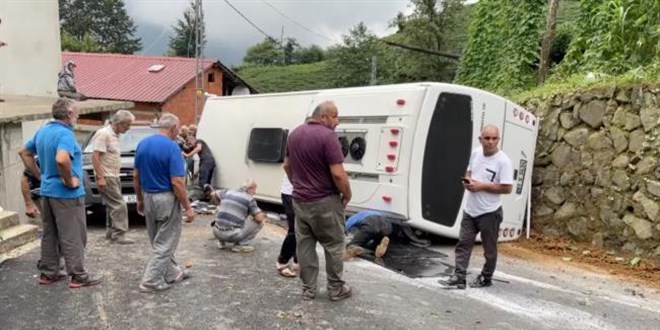 Rize'de tur otobüsü devrildi: 25 yaralı