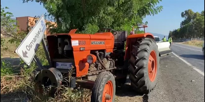 Aydın'da otomobil ile traktörün çarpıştığı kazada 2 kişi yaralandı
